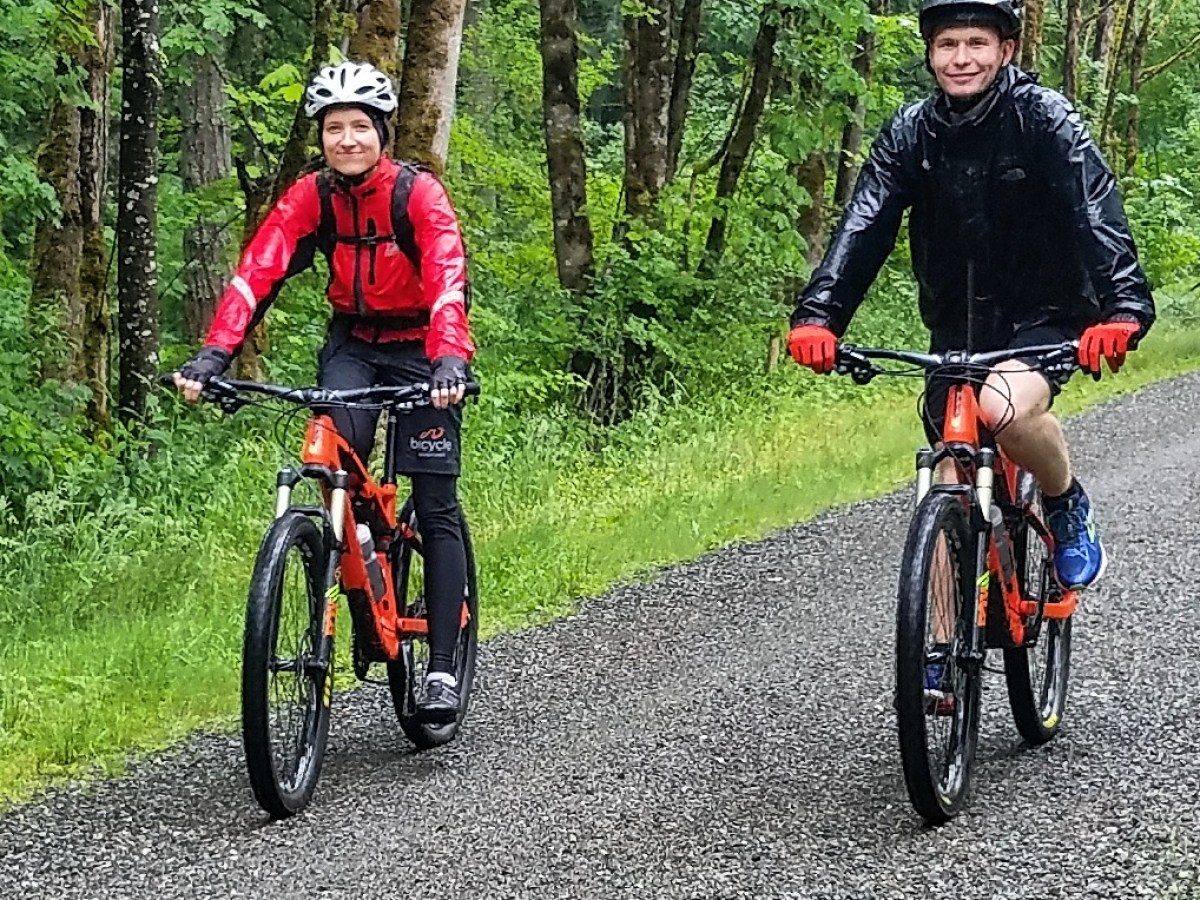 2 people mountain biking seattle