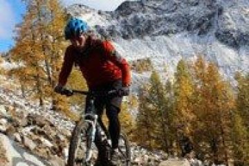 Nolan on mountainbike